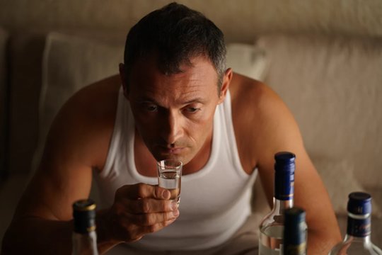 Мужчина-алкоголик